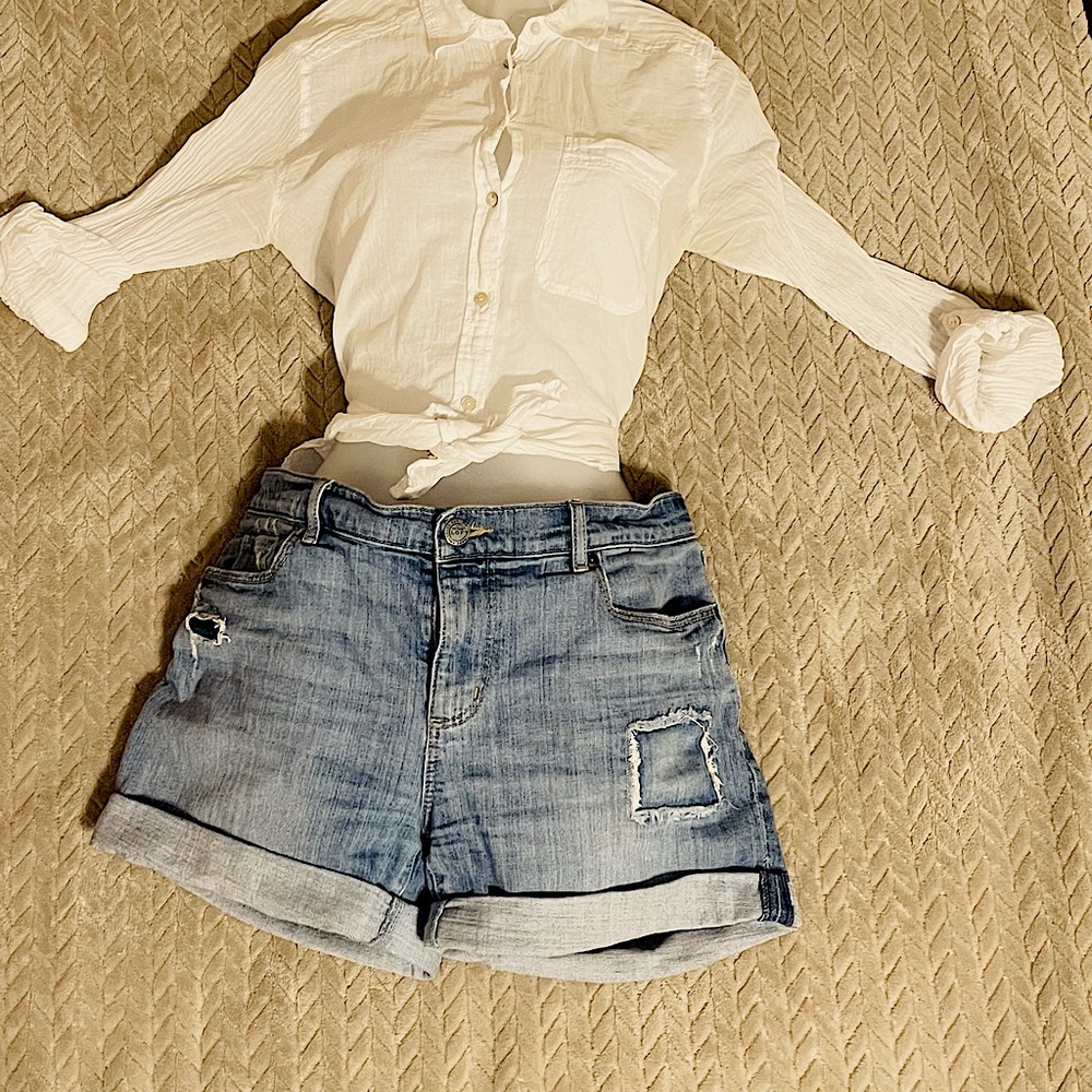 Ann Taylor Lift Distressed Denim Shorts size 8